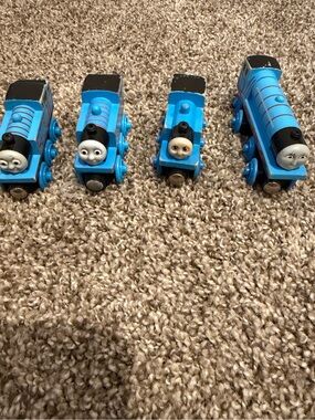 Vtg Lot of 4 Thomas The Train & Friends Wooden Railway Magnetic Trains Gordon